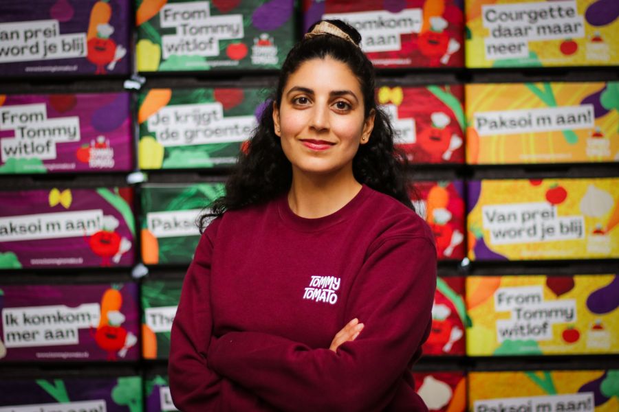 Sasha in haar rode TommyTomato trui voor de lunchboxen