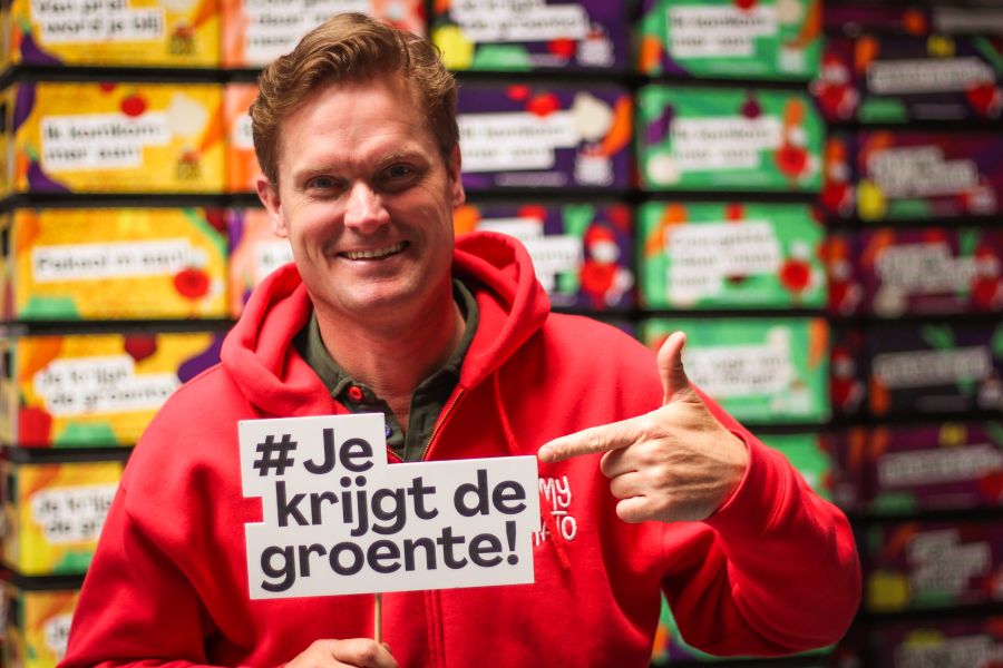 foto van onze founder die een jekrijgtdegroente! bordje vast houdt.