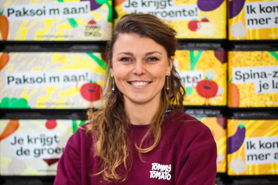 Jasmijn in TommyTomato trui voor de lunchdozen.
