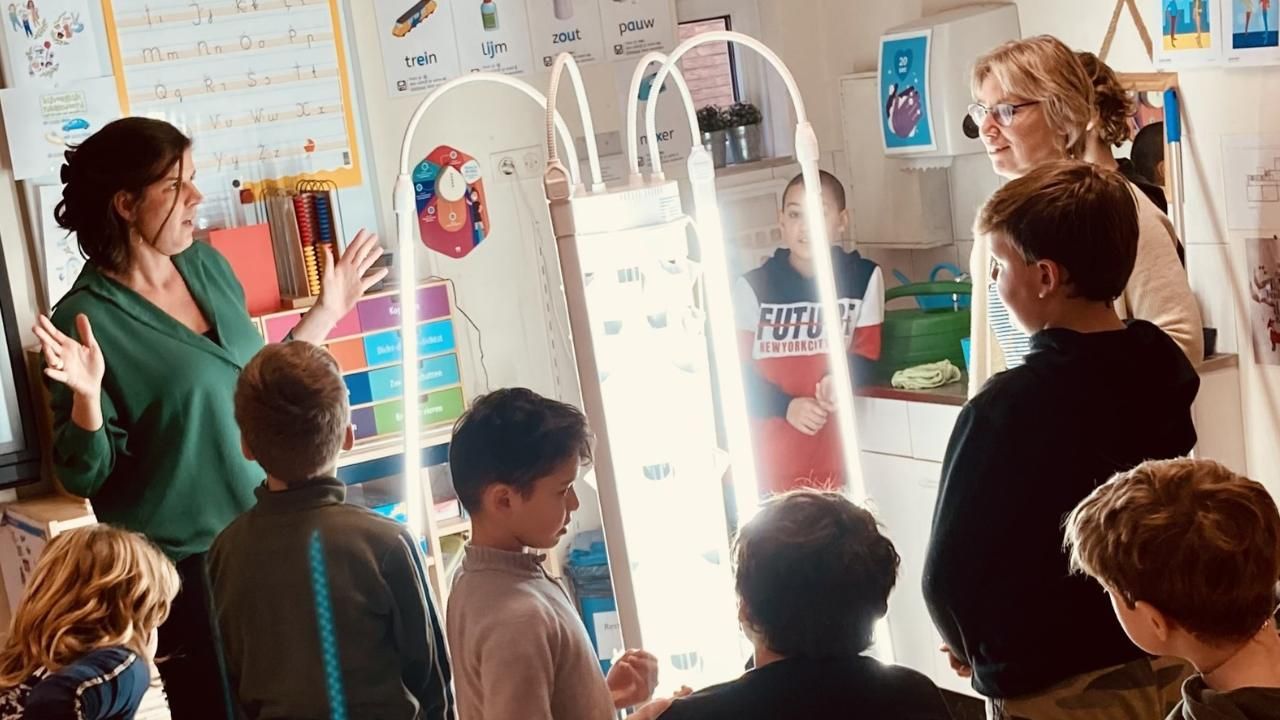 tuintoren met groeilampen
