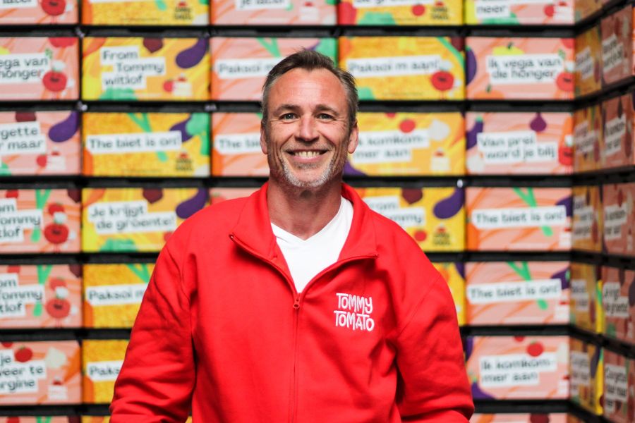 Mark is zijn rode TT trui voor de lunchboxen