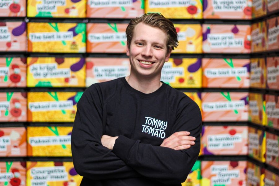 Jordi in zijn zwarte trui voor de tommy lunchboxen