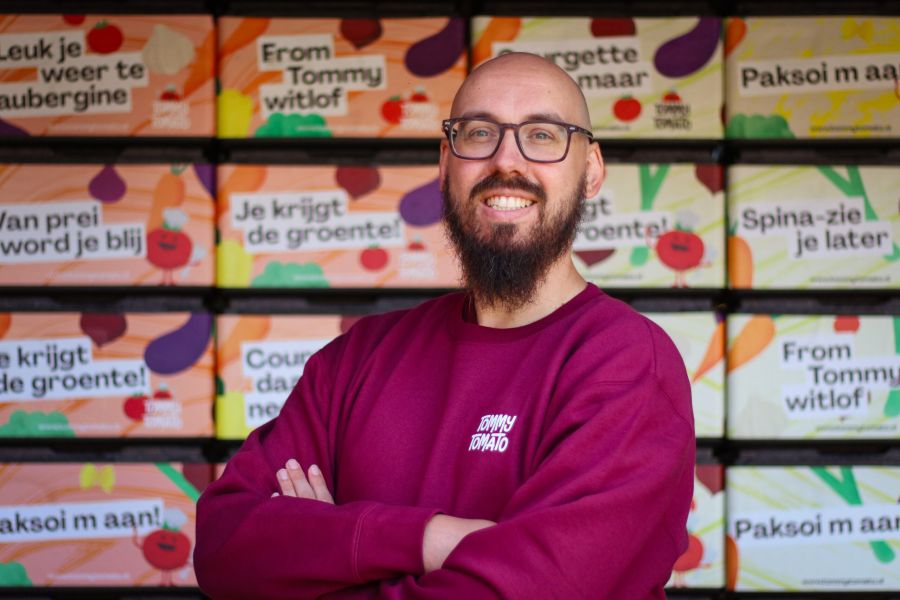 Thomas in zijn rode T-shirt voor TommyTomato