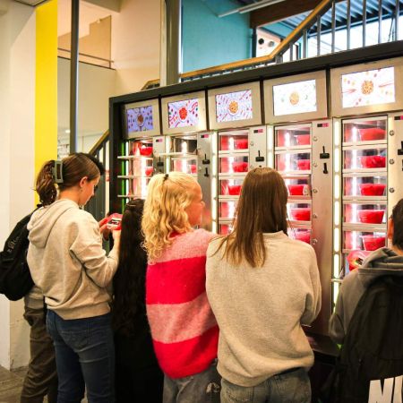 kinderen bij de gezonde snackmuur