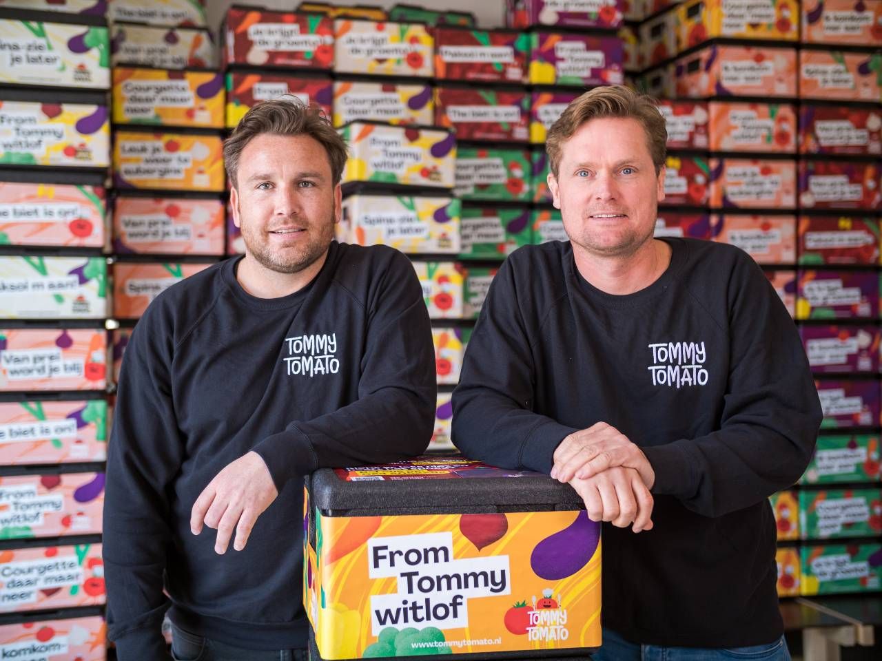 Founders leunend op een box van TommyTomato.