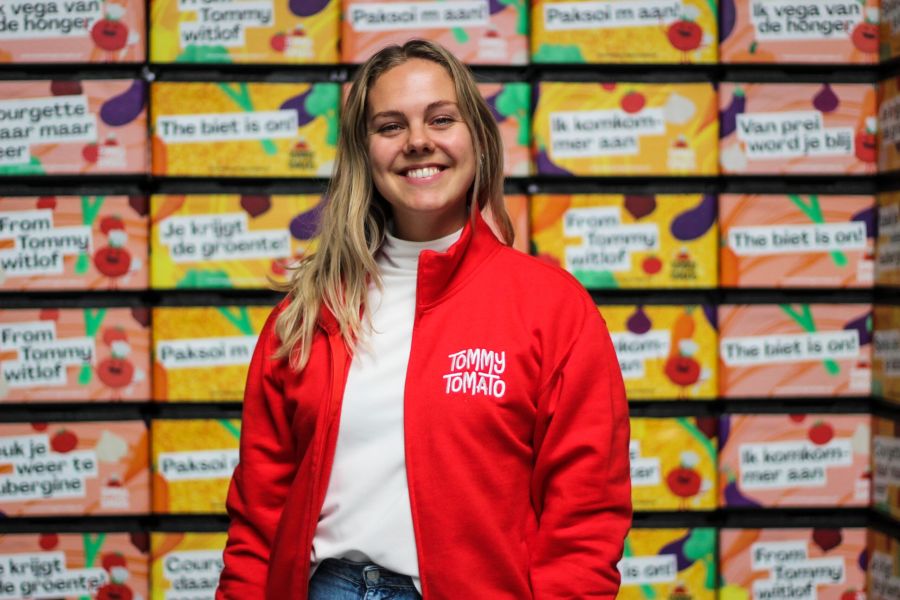 Julia in haar rode Tommy vest voor lunchboxen
