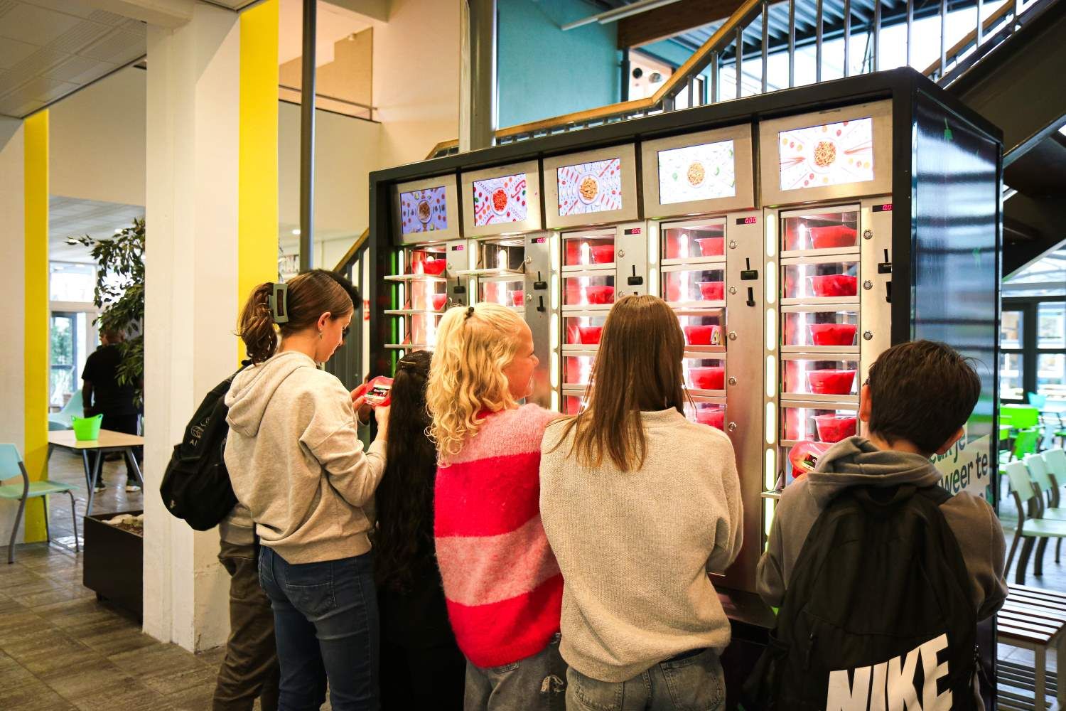 kinderen bij de gezonde snackmuur tommytomato