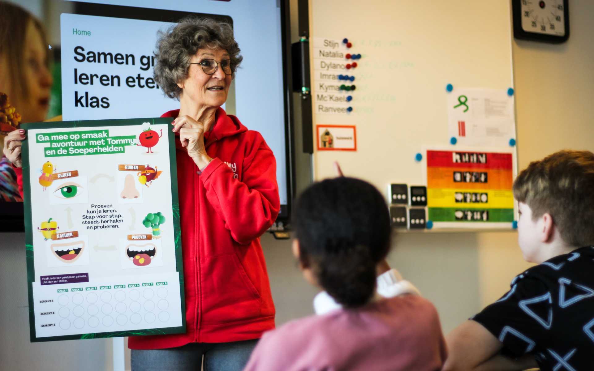 proeflunchbegeleider Jitske voor de klas