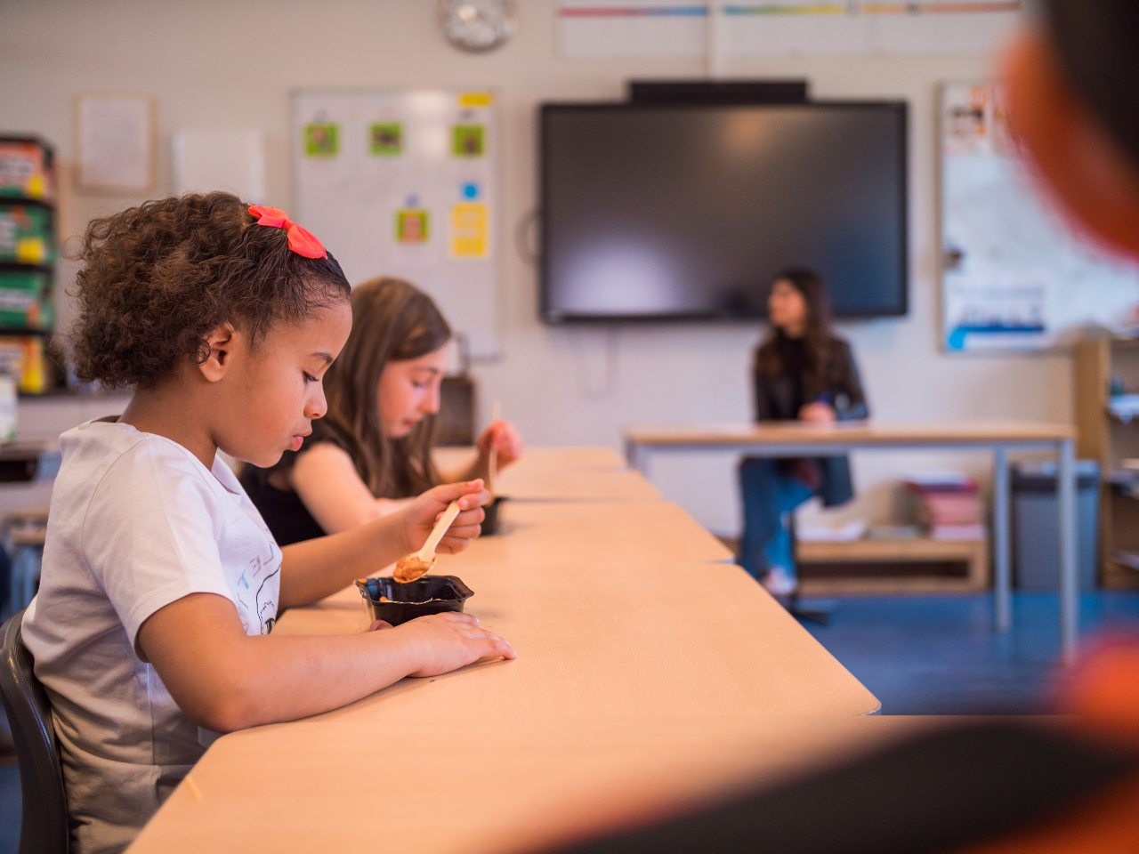 kinderen eten tommytomato lunch op school