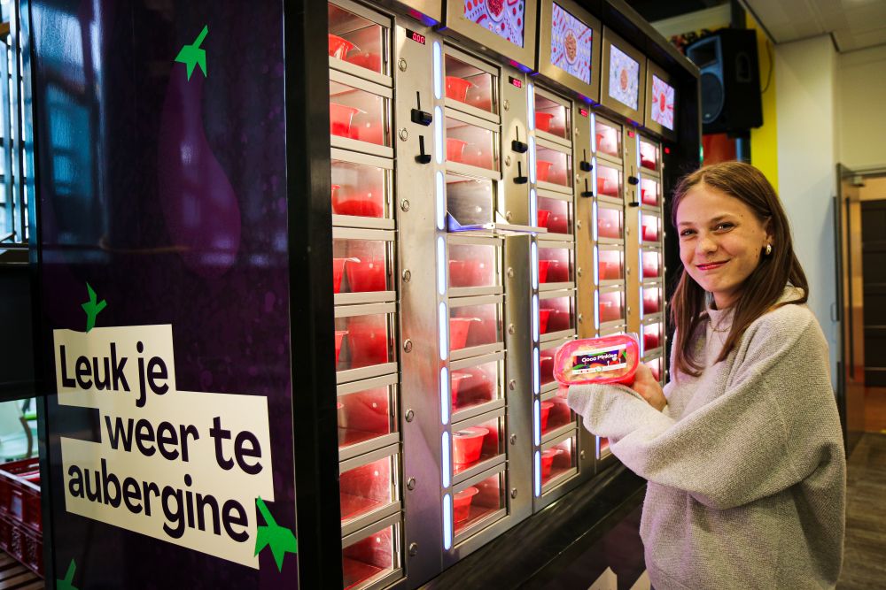 meisje bij de gezonde snackmuur van TommyTomato
